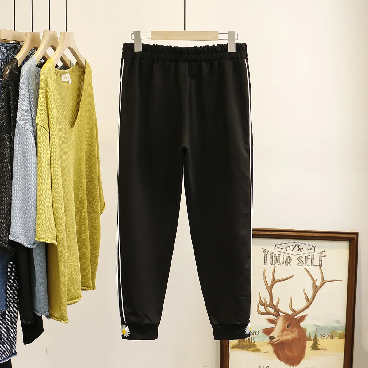 Женские весенние штаны женские шаровары вышитые брюки с ромашками размера плюс