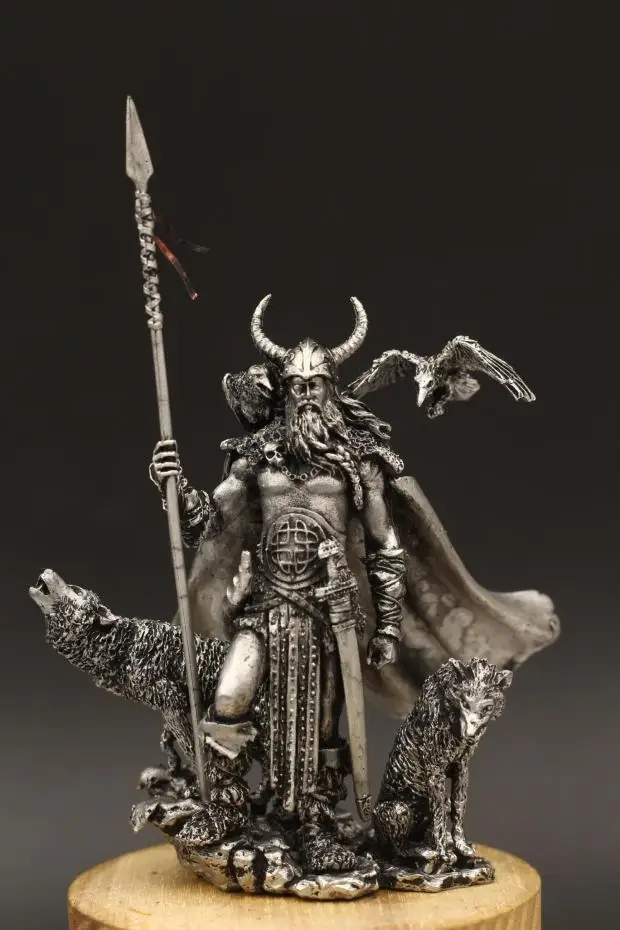 Скандинавская мифология одноглазные белые длинные венчики Odin в шлеме Золотая