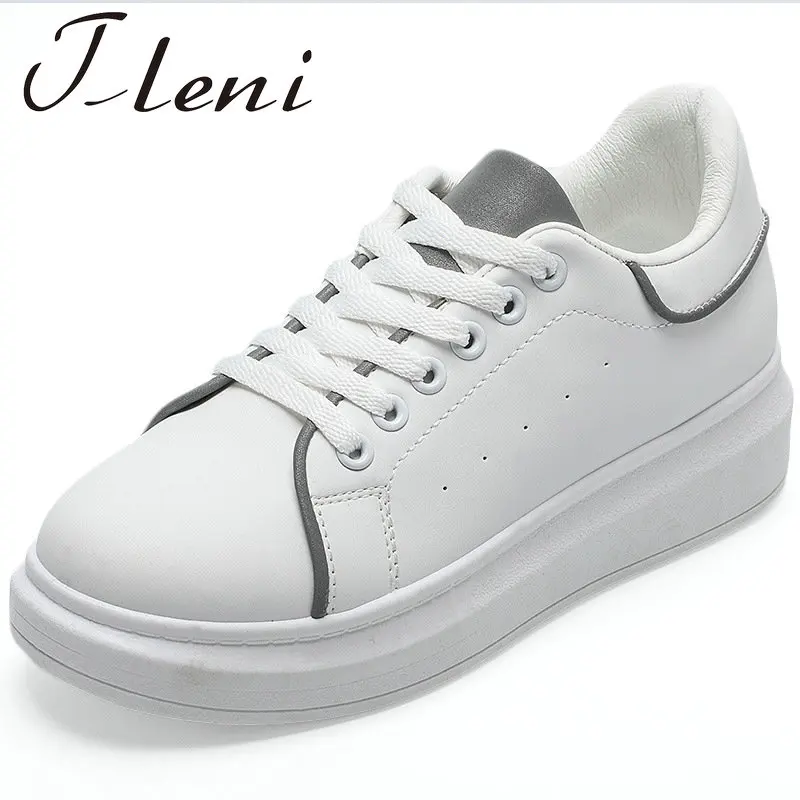 Женские кроссовки со светоотражающими вставками белые на толстой подошве весна