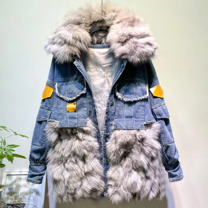 

Женская джинсовая куртка средней длины, модная шикарная джинсовая куртка со строчкой из лисьего меха, свободное меховое пальто, толстая теп...