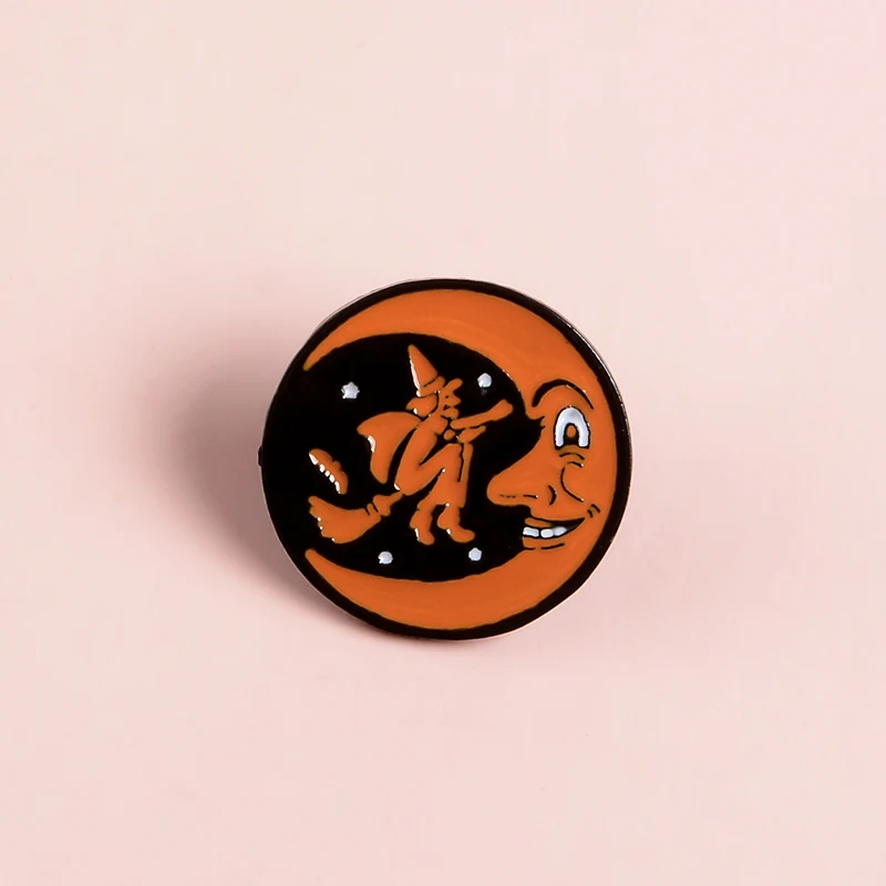 Хеллоуин улыбающаяся Луна и ведьма на метле мечтательные булавки фестиваль