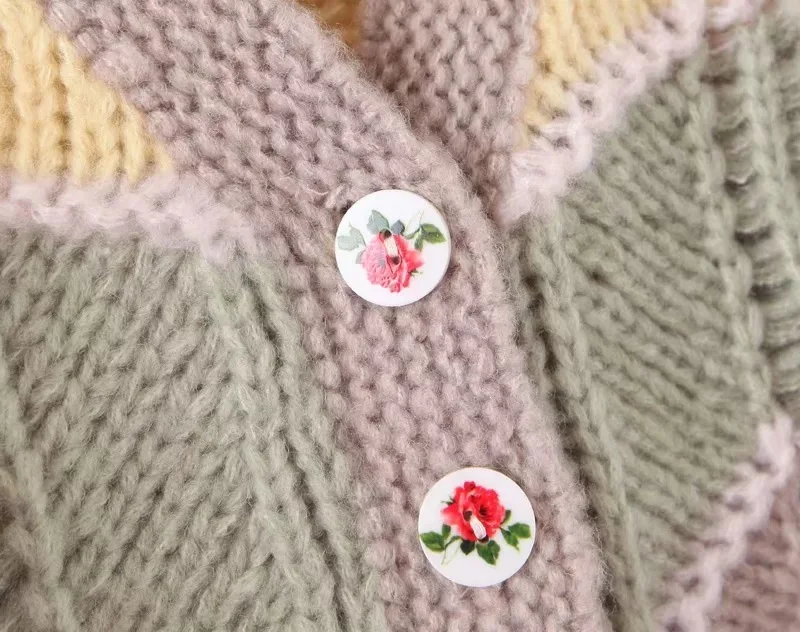 Женский трикотажный свитер Радужный в полоску с V-образным вырезом и пуговицами