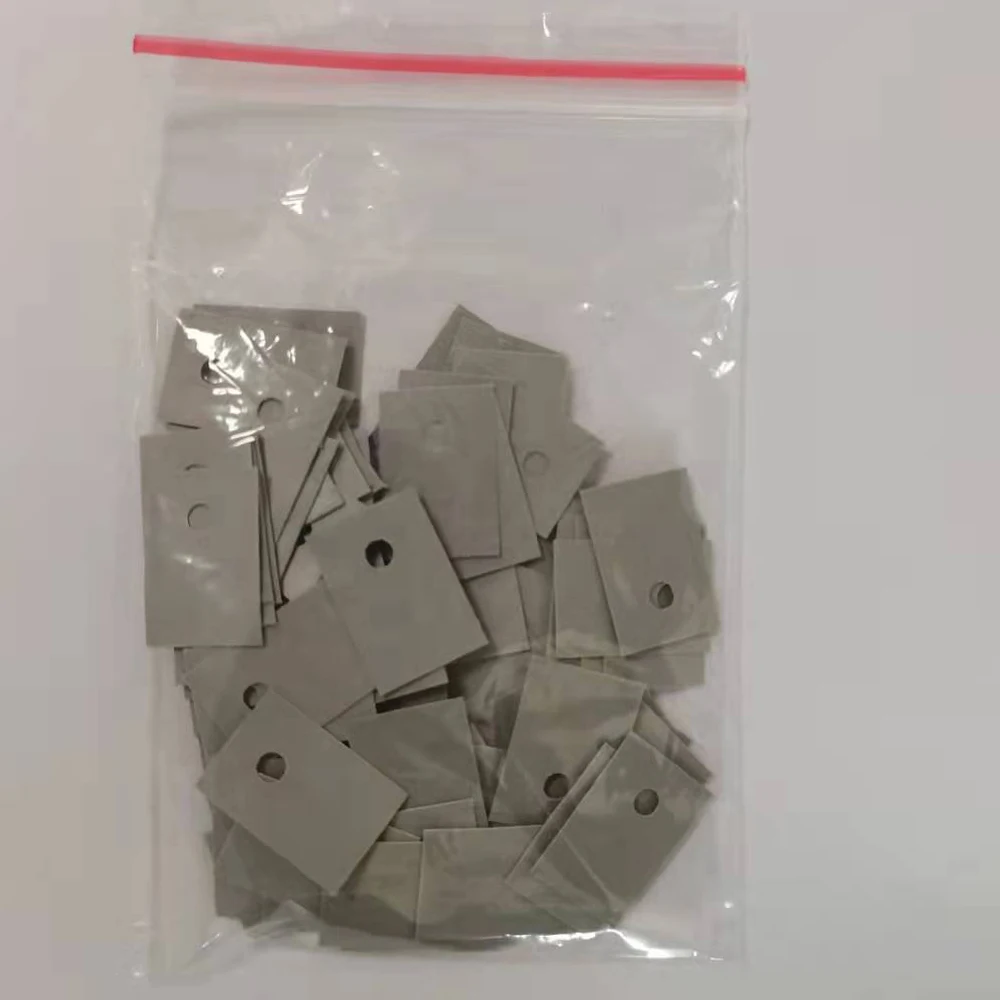 Термоизоляционные подложки 100 шт. TO-220 из силикона с шимами для радиаторов и пластиковыми шайбами для транзисторов.