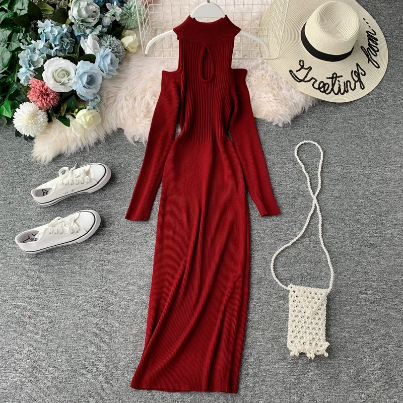 Женское трикотажное платье с открытыми плечами однотонное рваное облегающее