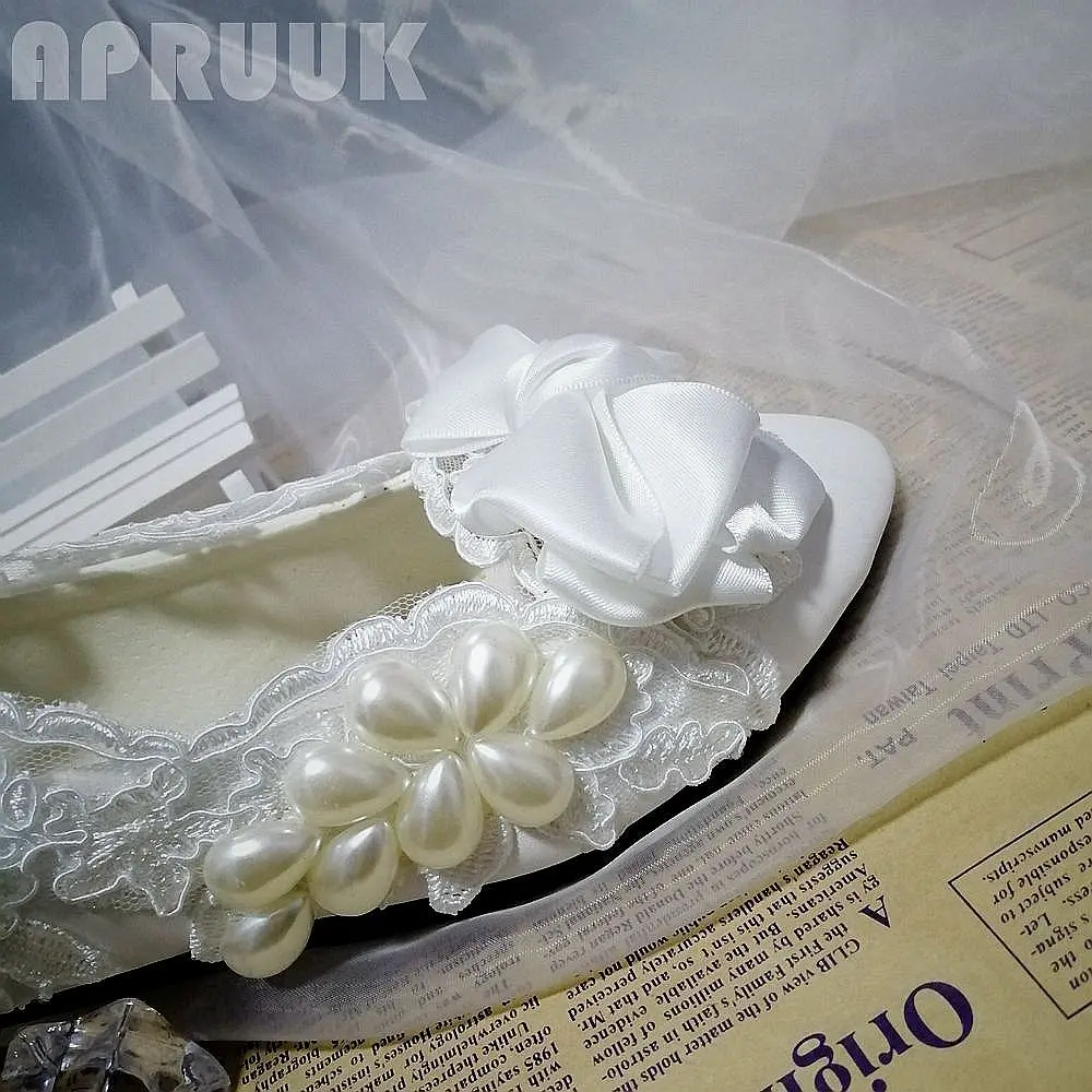 Белое кружевное платье цвета слоновой кости с жемчугом цвет небесно-синий