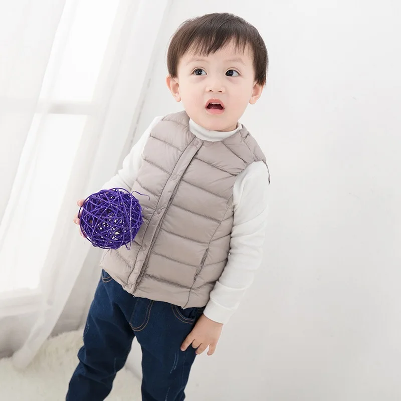 

2020 Новый Детские жилеты зимняя ультра светильник жилет на белом утином пуху пальто для мальчиков и девочек; Куртка без рукавов; Комплект оде...