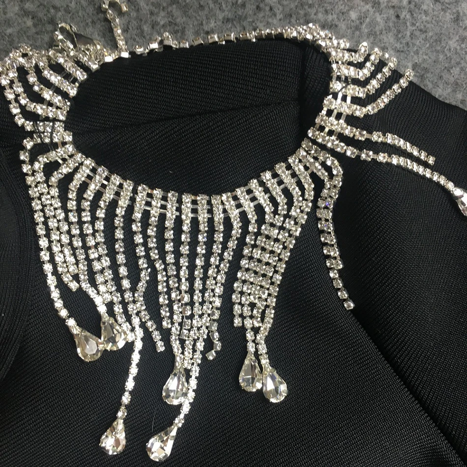 Женское облегающее платье длинное вечернее с кисточками и бриллиантами открытой