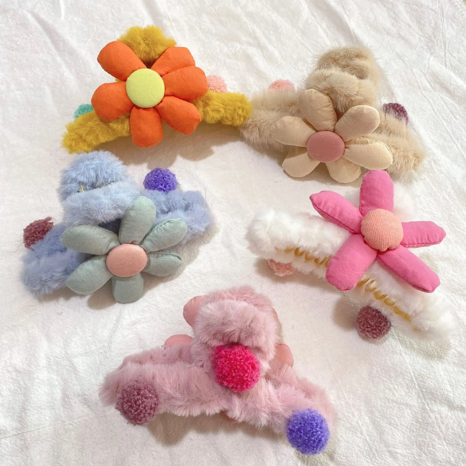 

Autumn And Winter New Sunflower Plush Korean Fashion Temperament Hair Claw 12cm Accessories For Women Daily Life