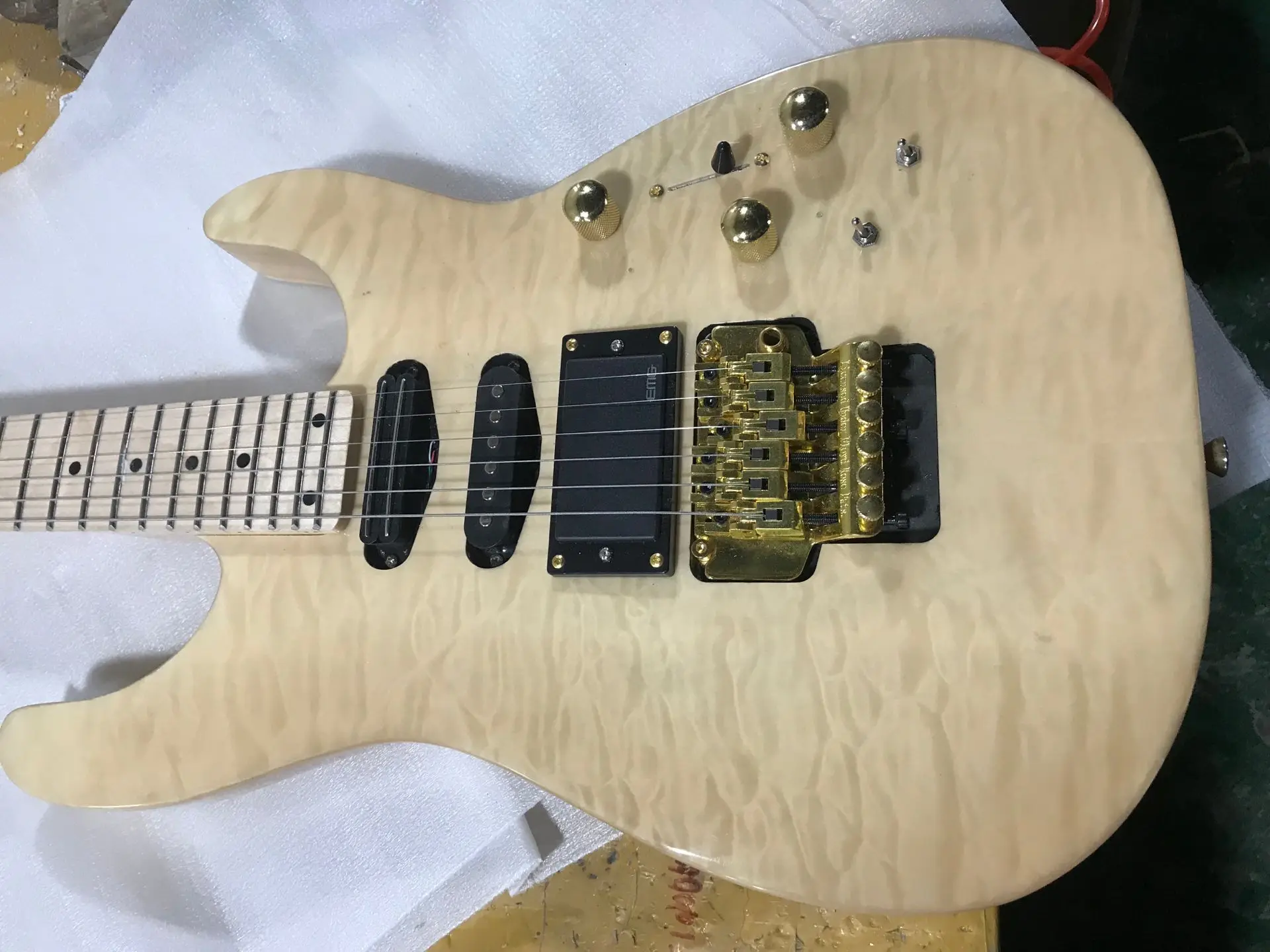 

Jack Son PC1 Phil Collen Qulited Maple Chlorine Natural Electric Guitar Floyd Rose Tremolo Bridge & Locking Nut, Gold Hardware