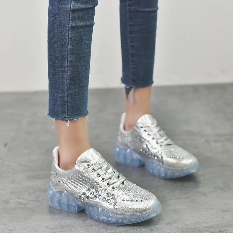 Женские кроссовки с кристаллами Rimocy серебристые на платформе со стразами