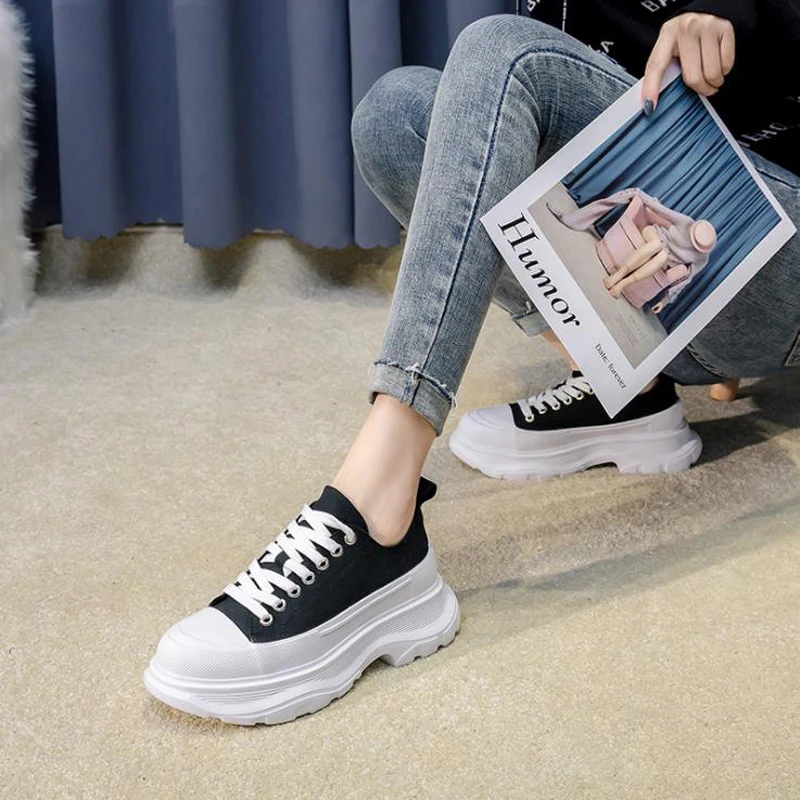 Повседневная белая женская обувь парусиновая на толстой подошве увеличивающая