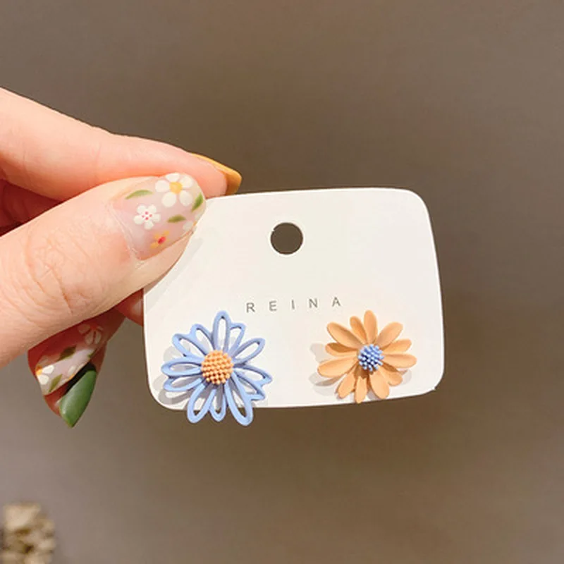 

2020 Summer Candy Color Flower Earrings for Women Colorful Metal Daisies Small Asymmetric Statement Stud Earrings Party Jewelry