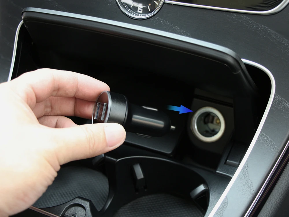 Автомобильное зарядное устройство с двумя USB-портами а светодиодный дисплей для