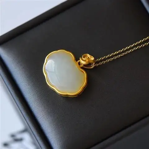 

Natural Hetian Jade S925 Sterling Silver Lock of Safeness and Luck Pendant Gilding Craft Lucky Silver Clavicle Chain