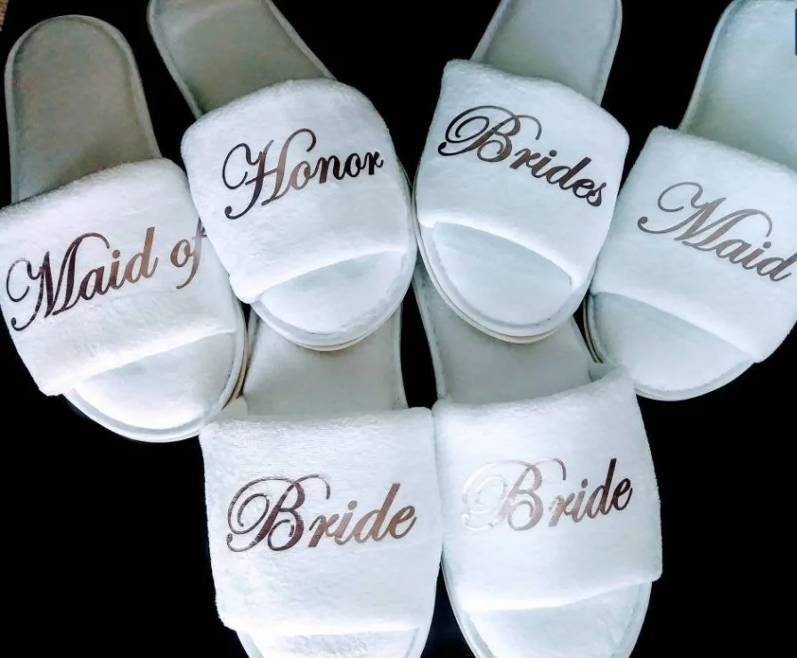 Персонализированные подарки для дружки невесты невесты Тапочки на свадьбу подарок для невесты Тапочки с открытыми пальцами тапочки с принтом для матери жениха подружки невесты.