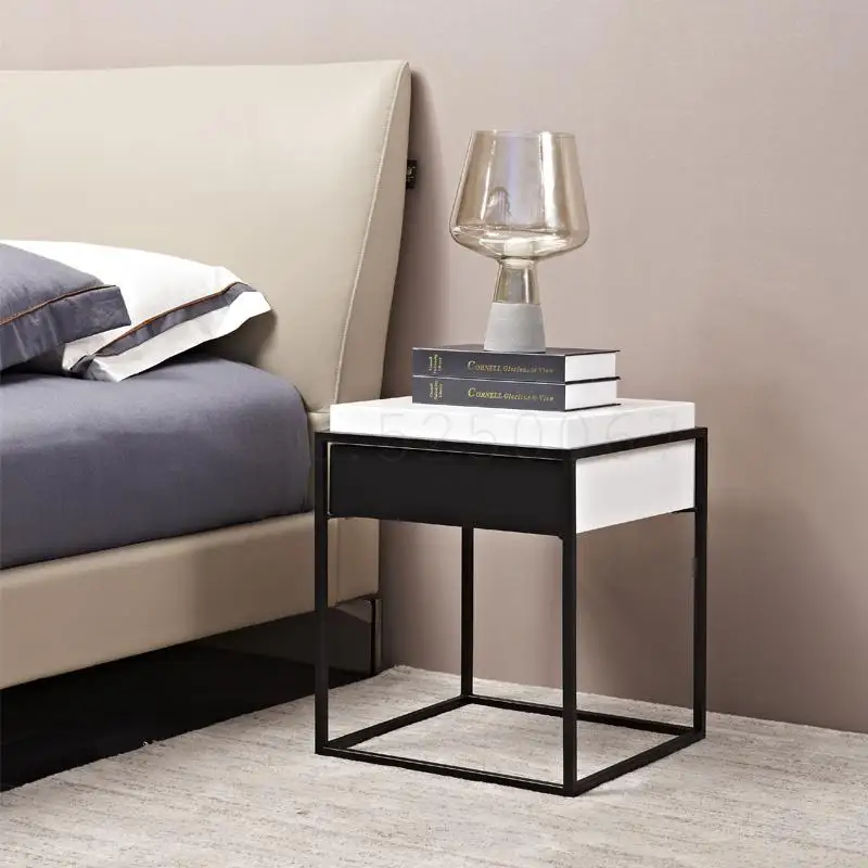 Прикроватный столик в скандинавском стиле узкий и современный с коваными краями