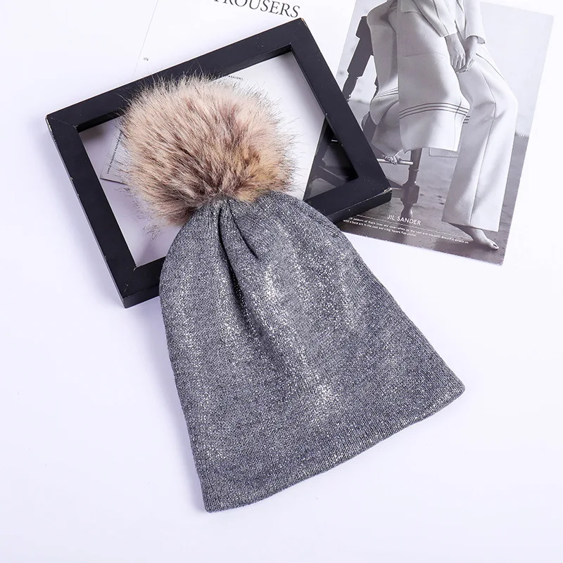 

Nieuwe Herfst Bronzing Zwarte Mutsen Hoed Winter Warm Bont Pom Pom Gebreide Hoeden Vrouwen Bling Effen Skullies Cap Motorkap