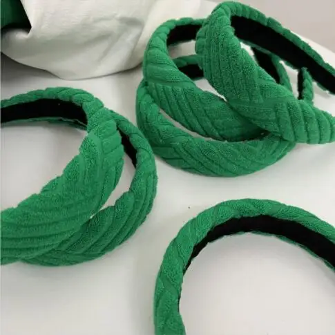 Женская плюшевая повязка на голову зеленая с узором в виде полотенца Роскошный