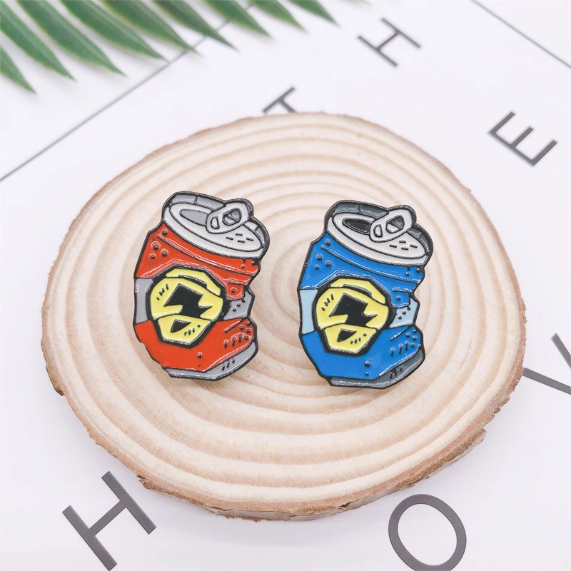 Эмалированная брошь в форме бутылки красного или синего цвета с клубничкой