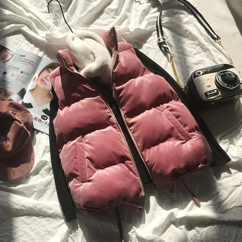 Женский бархатный жилет с воротником-стойкой черная зимняя теплая короткая