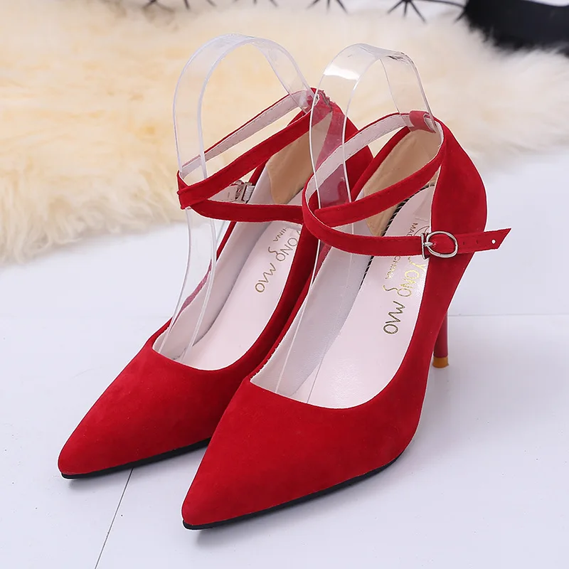 Замшевые туфли с острым носком на высоком каблуке перекрестными ремешками