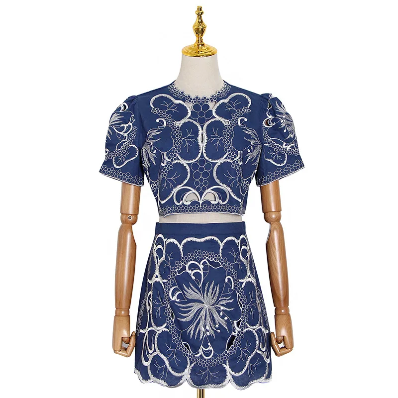 

Chaopai catwalk 221 summer new retro printed round neck embroidered hollow top high waist shorts