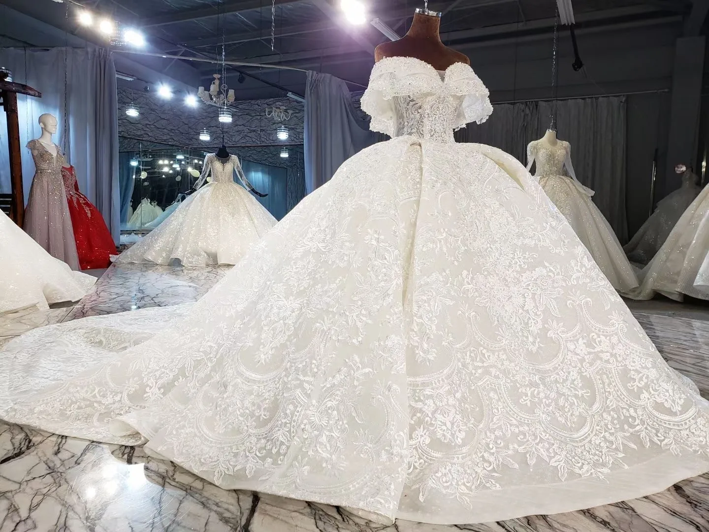 2021 New Arrivals Luxurious Lace Wedding Dresses Sleeveless Sweatheart Neckline Lace Ball Gown Bridal Dresses Robe De Mariee
