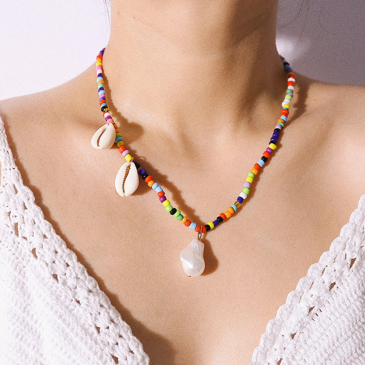 Ожерелье чокер ручной работы в богемном стиле с радужными бусинами и жемчужинами
