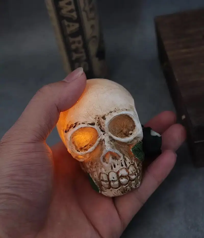 

100pcs Glowing Halloween Home Decorative Craft Skull For Halloween Decoration Costume Prop