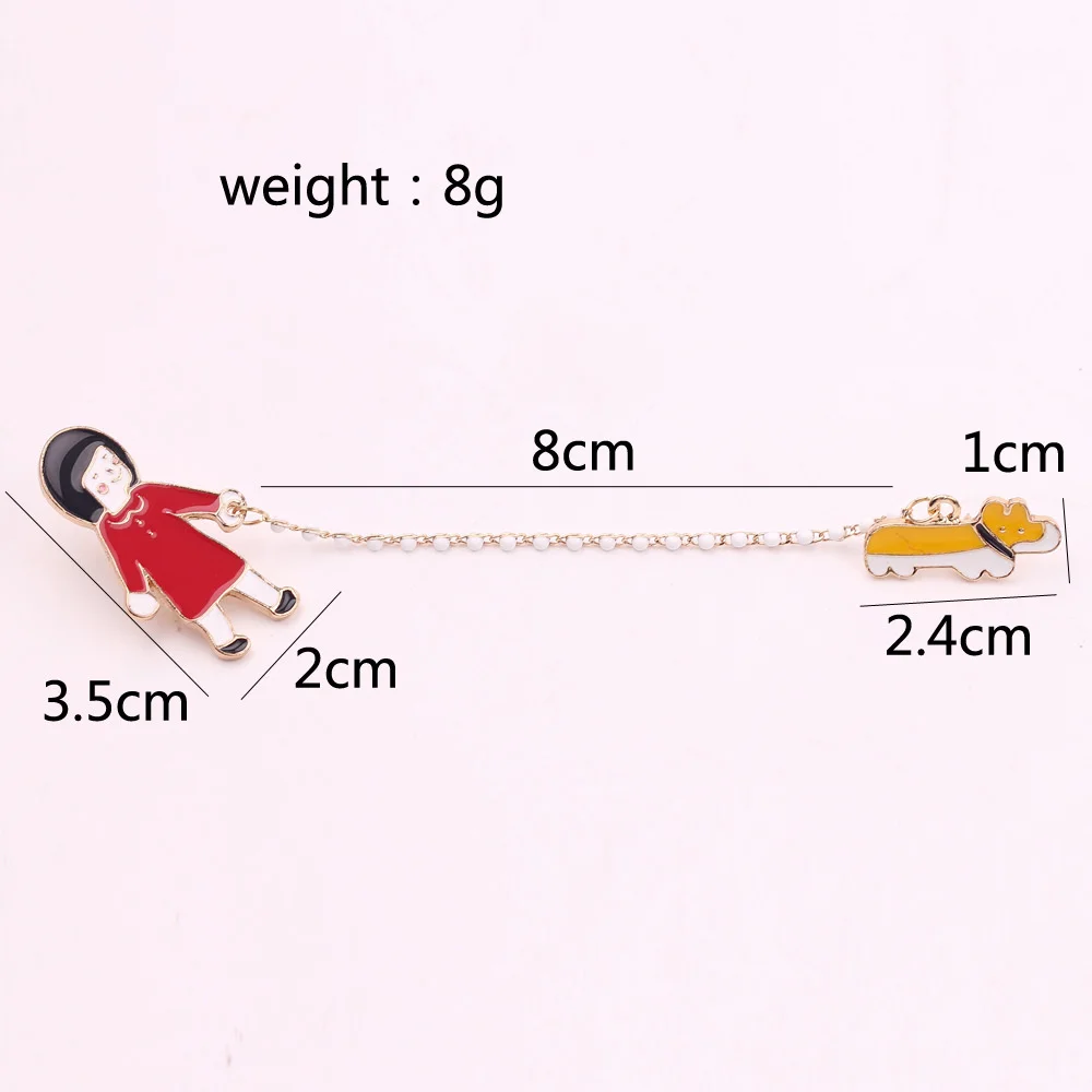 Симпатичная маленькая девочка прогулка собака скакалка набалдахивающая шары