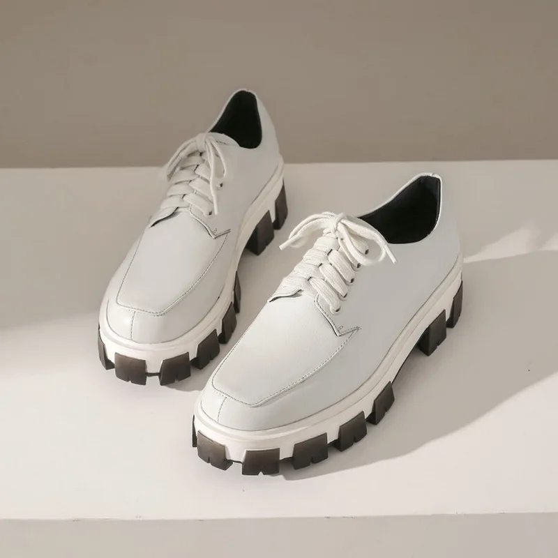 Белые кожаные лоферы на платформе женские блестящие черные оксфорды массивной