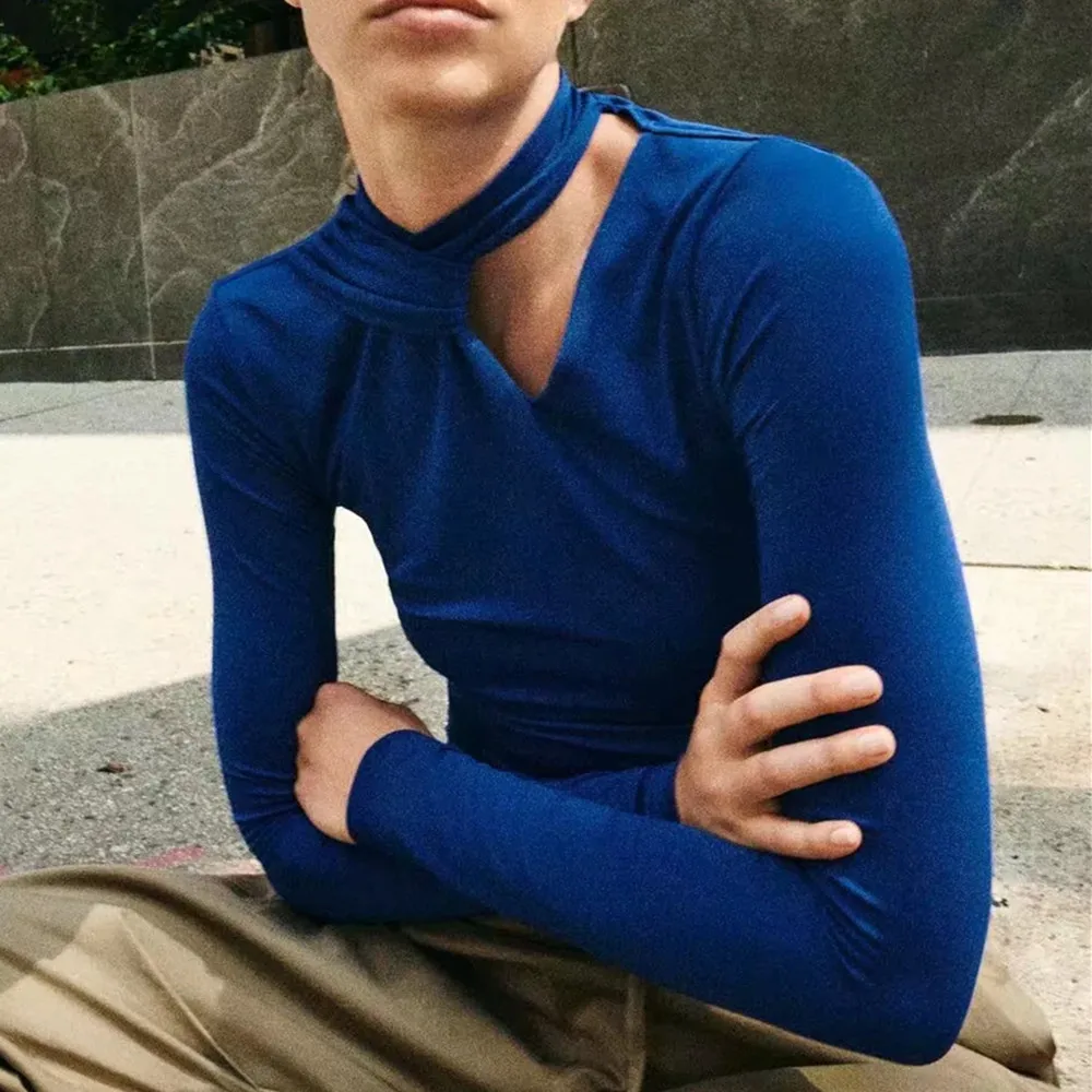 

Женское облегающее боди с длинным рукавом и круглым вырезом