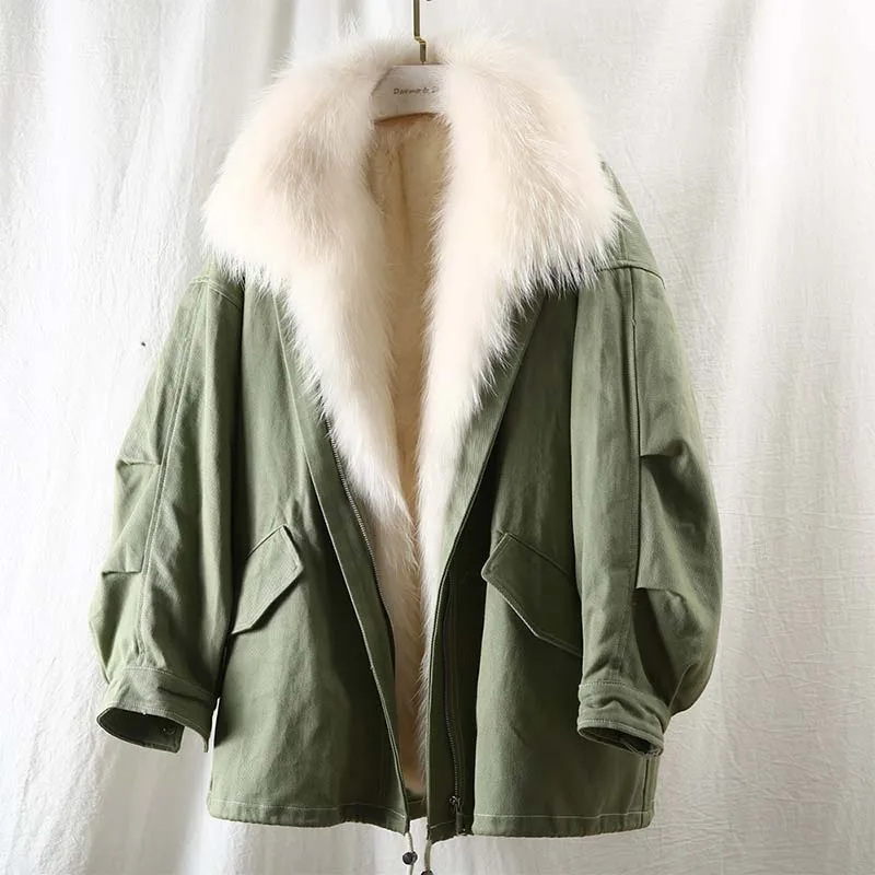 

Женская зимняя куртка с воротником из натурального меха енота