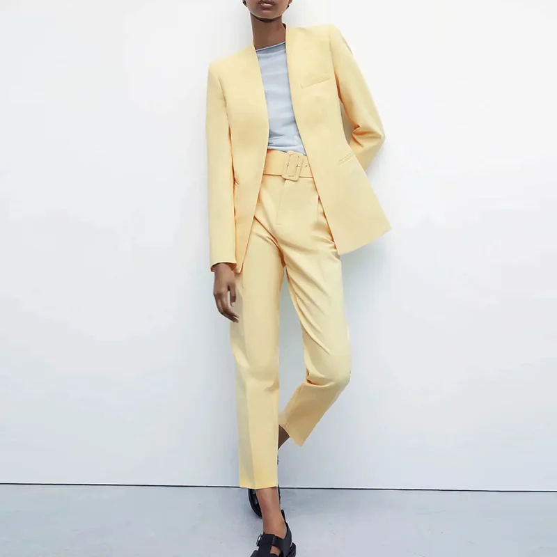 Костюм-двойка женский офисный из блейзера и брюк с поясом высокой талией - купить