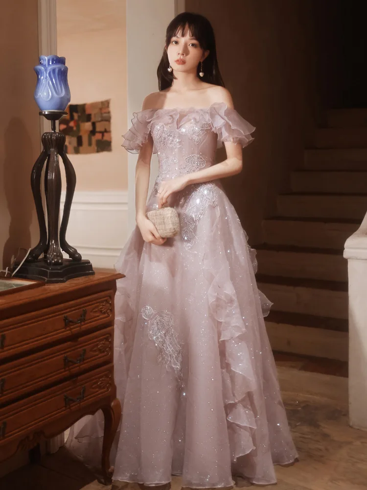 

Женское вечернее платье с вырезом лодочкой и открытыми плечами