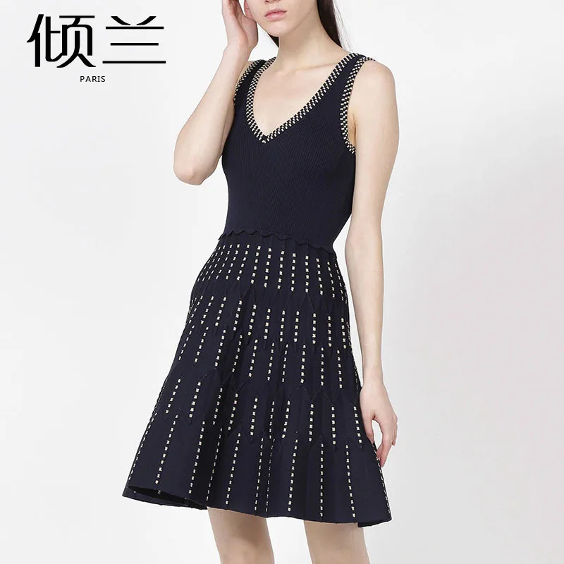 

Женское трикотажное платье с V-образным вырезом