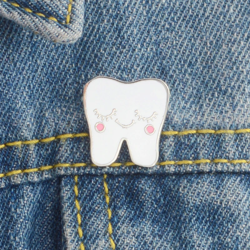 Белая Милая эмалированная булавка для застенчивого зуба значок со смайликом