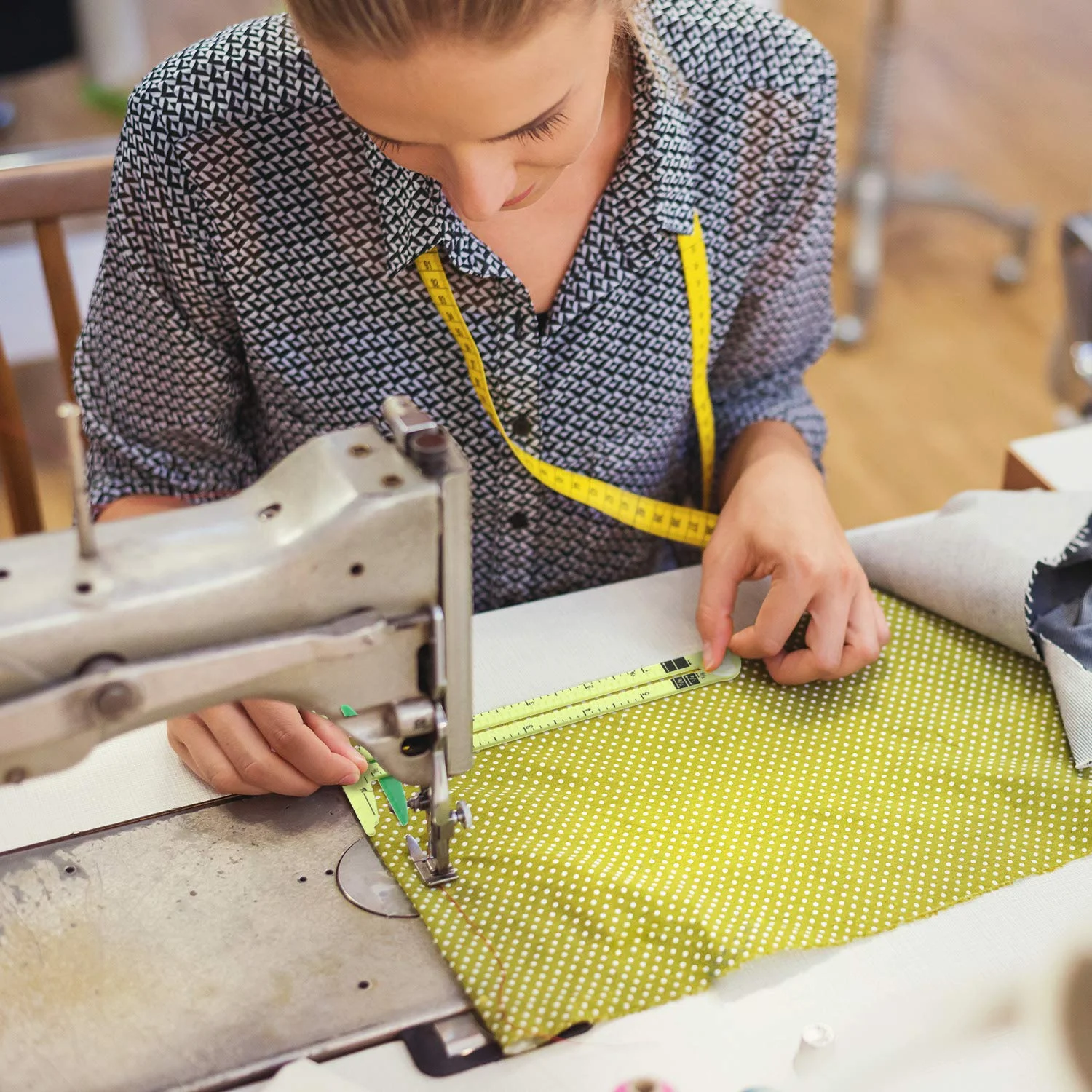 

5-in-1 Sliding Gauge Measuring Sewing Ruler Tool Fabric Quilting Ruler for Knitting Crafting Sewing Beginner Supplies