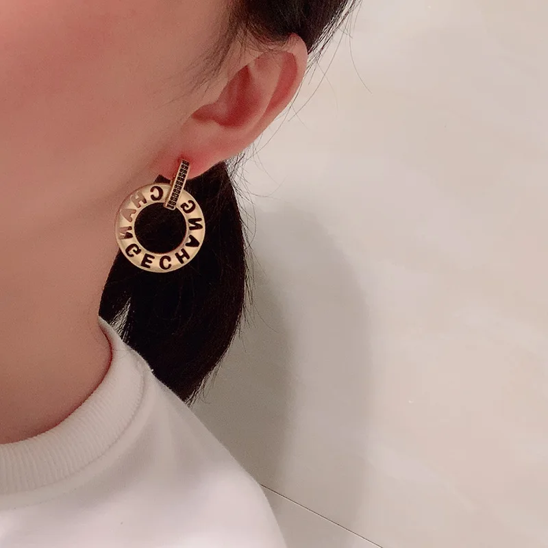 

Women Drop Earrings Jewelry Retro Circle Metal Texture Matt Gold Letter Hollow Niche Design Sense 2021 Trend Fashionable Gift