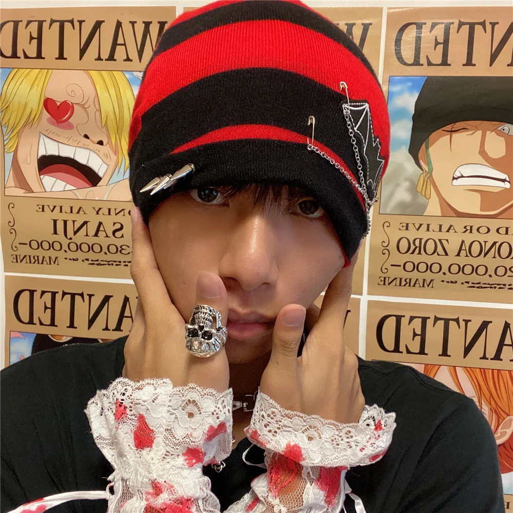 

Шапка в стиле Харадзюку в стиле панк с красными и черными полосками летучая мышь, шапка с нашивками, шерстяная зимняя шапка