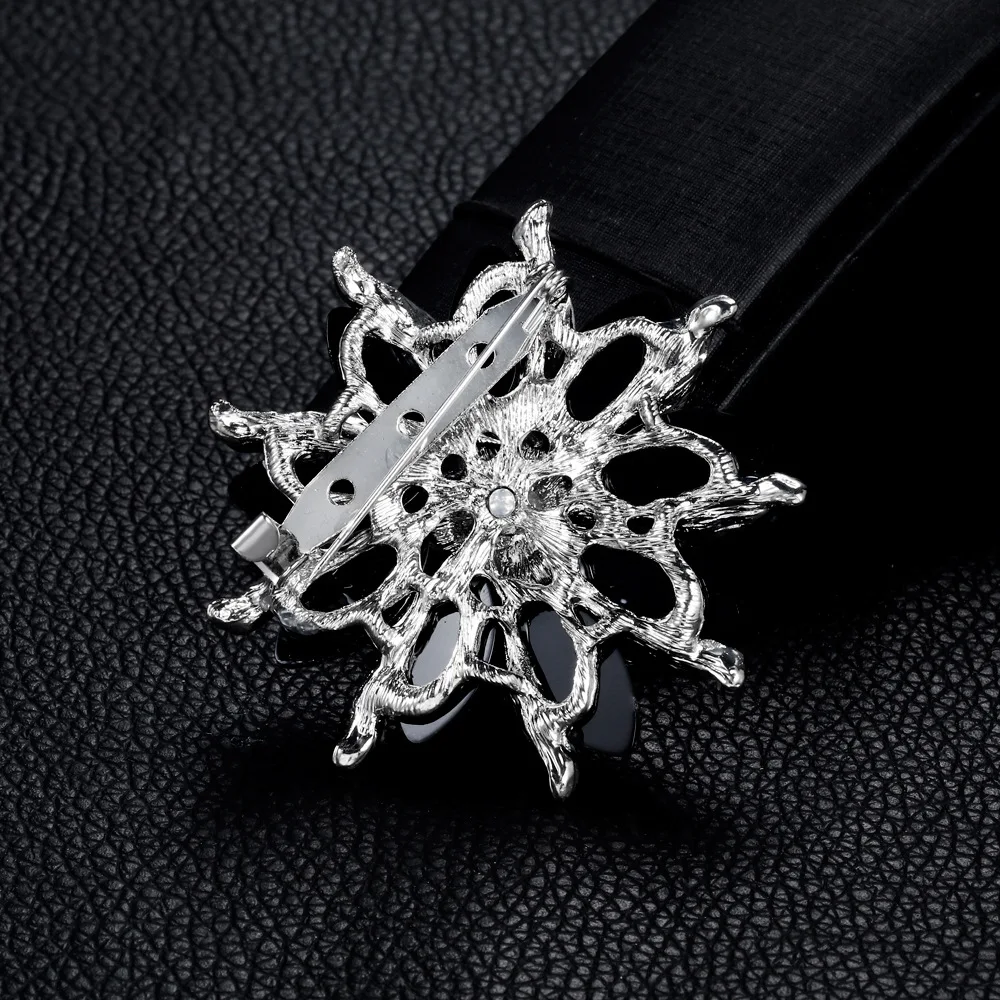 

Luxury Female Black Crystal Brooch Charm Silver Color Jewelry Brooch For Women Cute Flower Zircon Pin Dress Coat Accessory