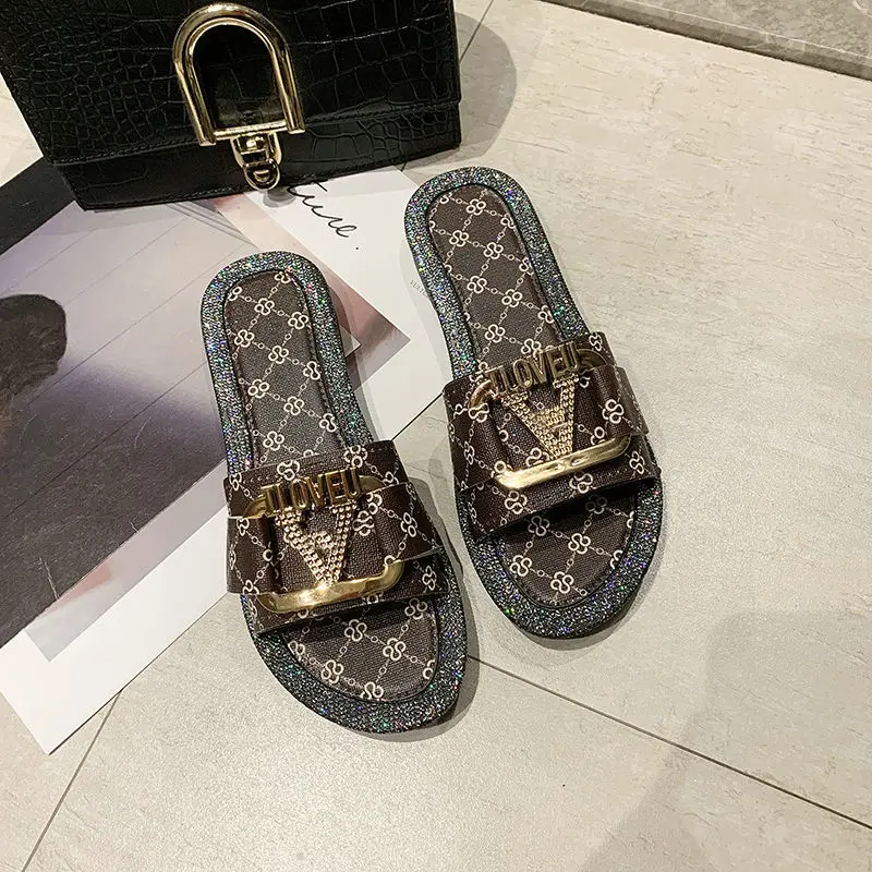 Сандалии женские с металлическими пуговицами и буквенным украшением пляжные