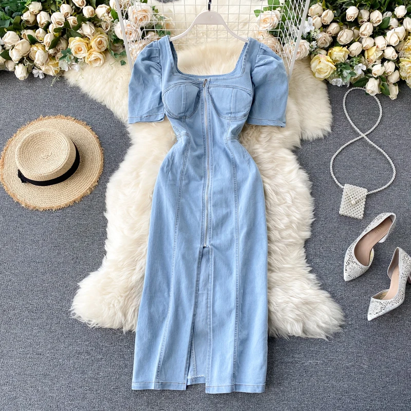 Женское джинсовое платье на молнии синее длинное с квадратным вырезом и открытой