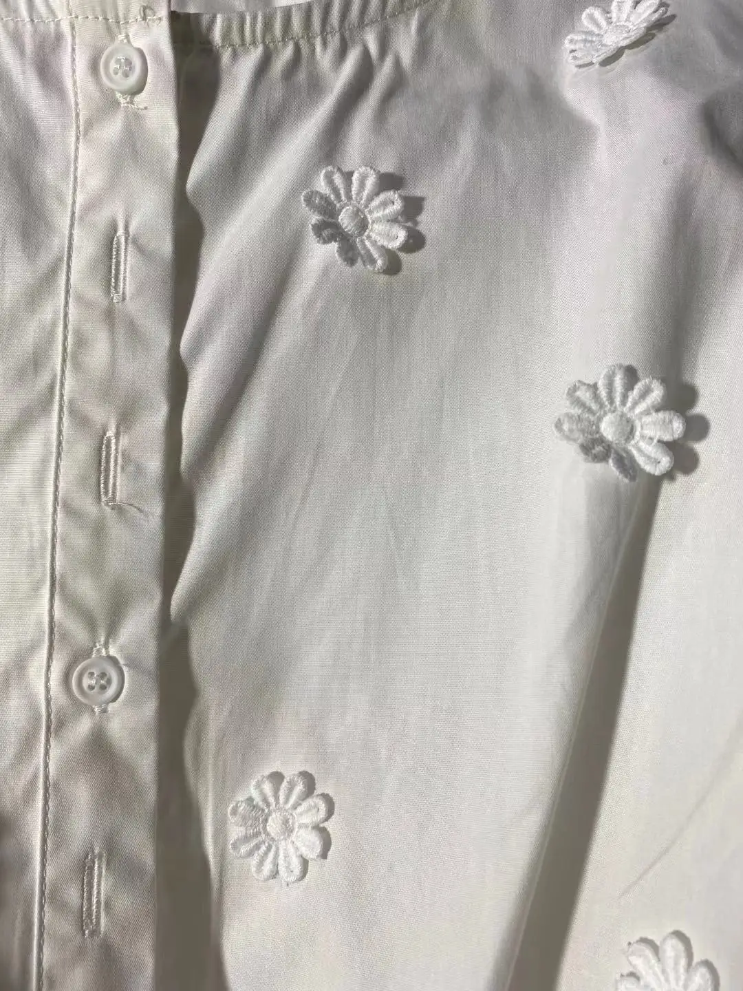 

French 2021 Spring And Summer New Solid Color 3D Daisy Embroidery Round Neck Lantern Sleeve Shirt Top