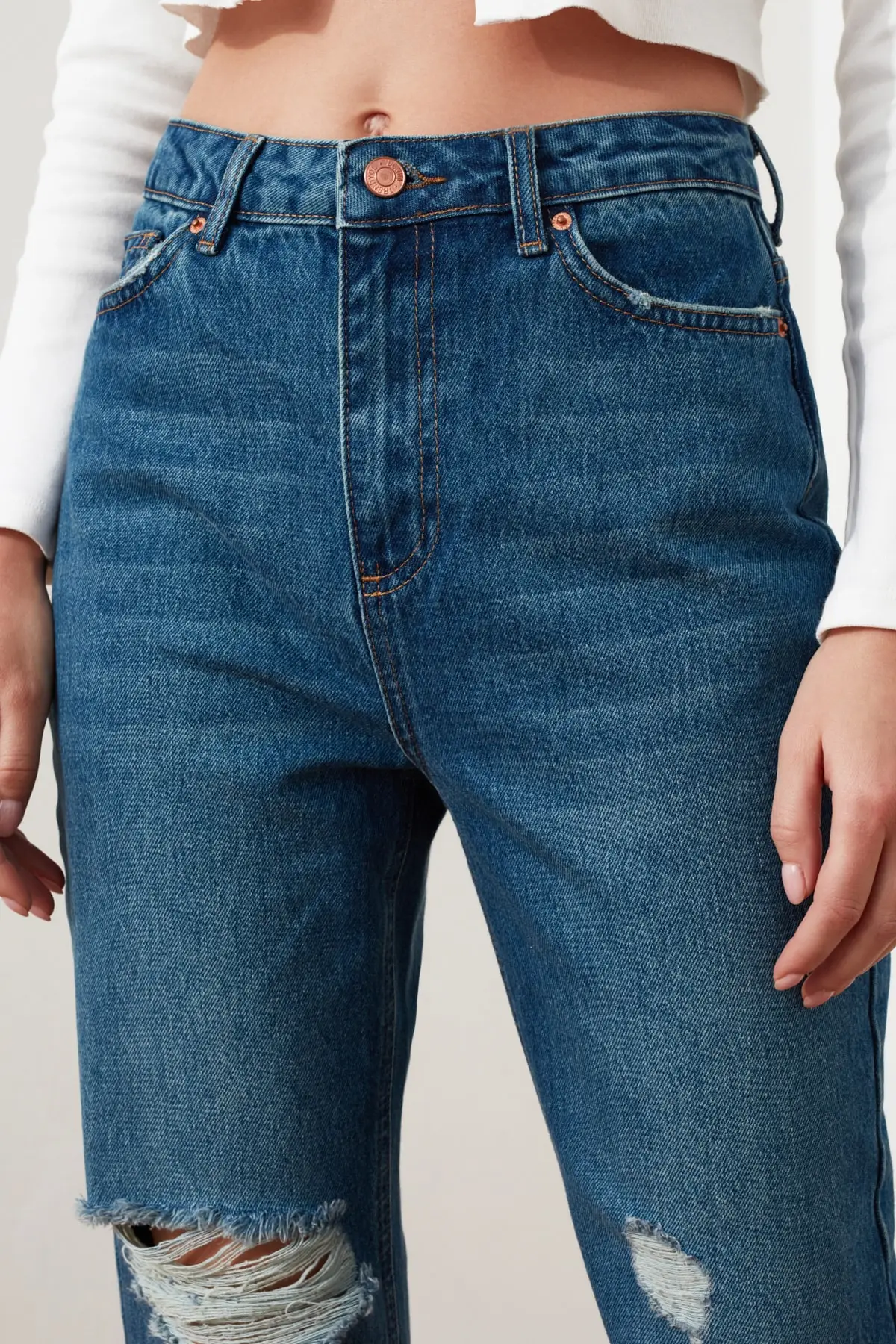 

Trendyol Ripped Detailed High Bel Mom Jeans TWOSS21JE0029