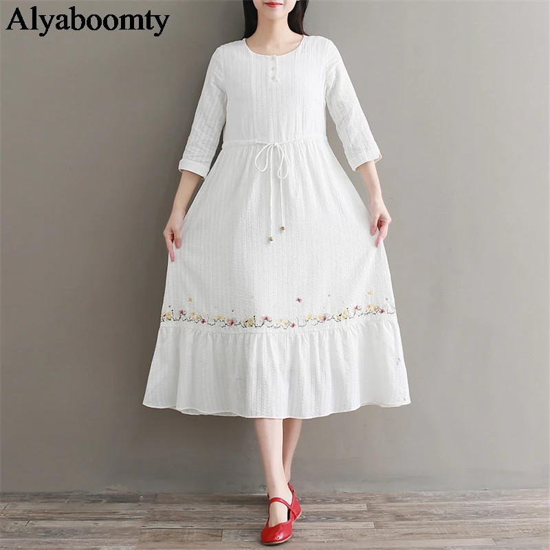 Женское хлопковое белое миди платье элегантное с цветочной вышивкой