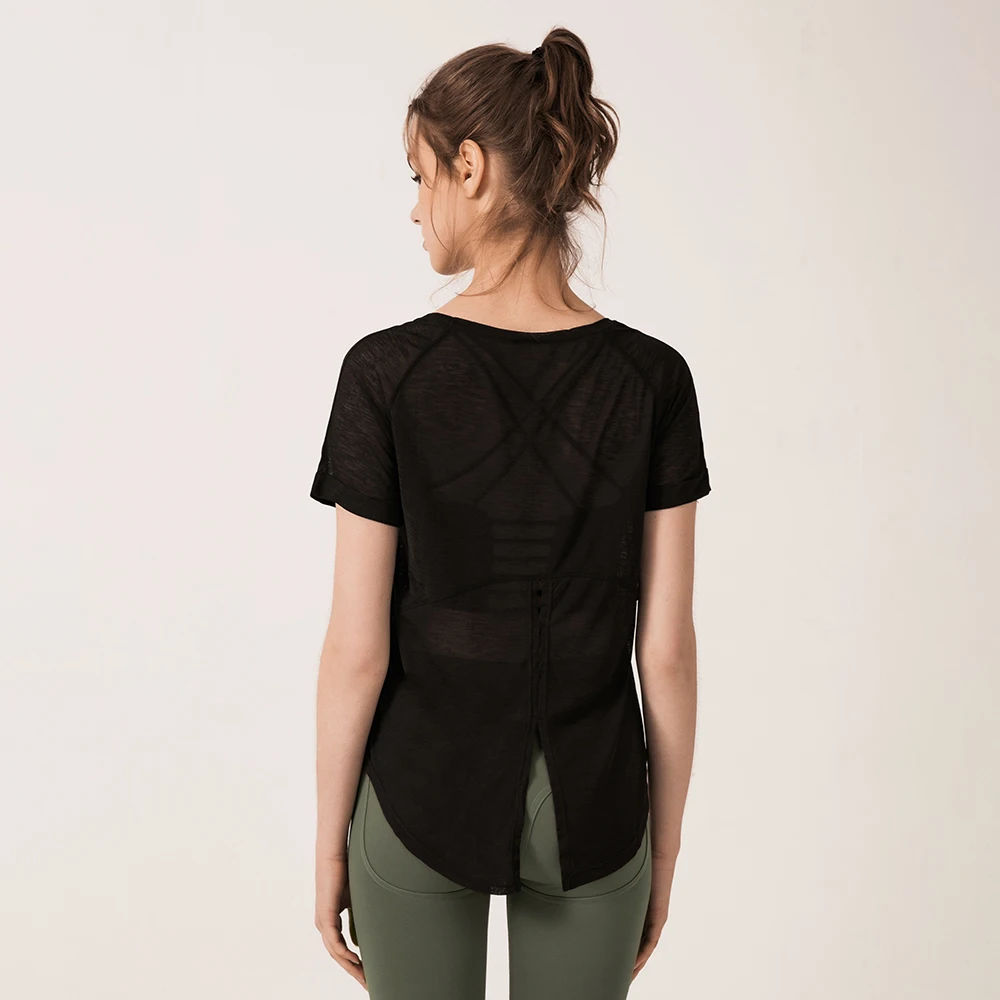 Летняя женская футболка спортивные тонкие дышащие однотонные топы с разрезом