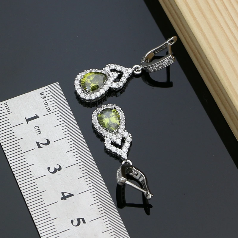 Серьги подвески из серебра 925 пробы с натуральным оливковым