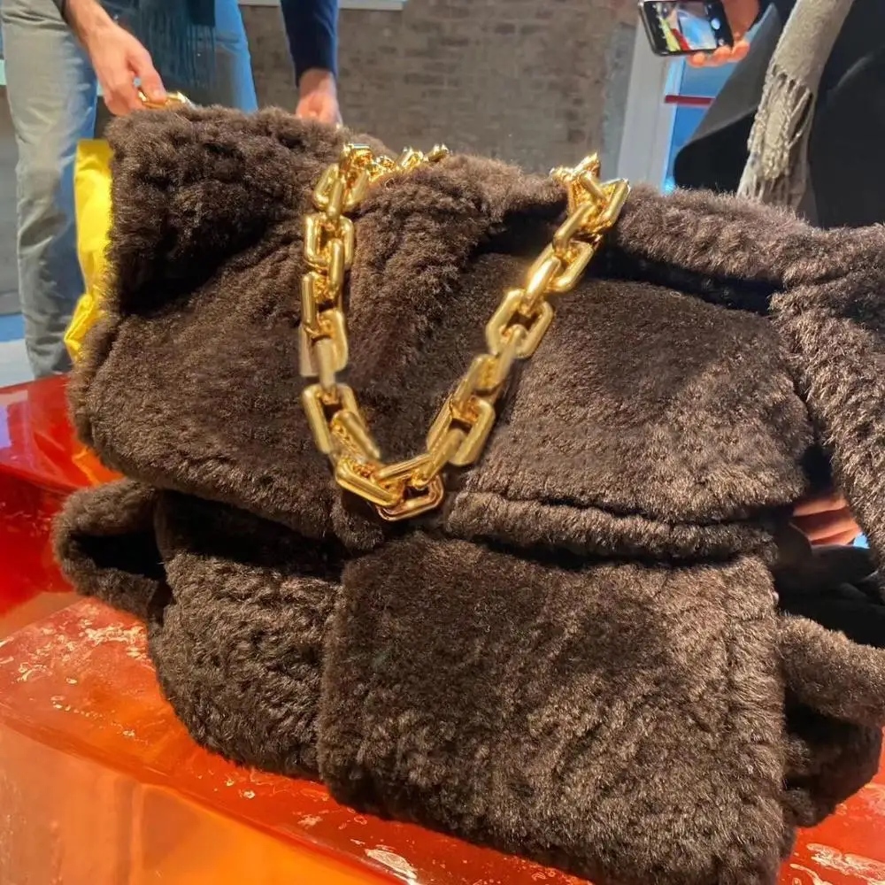 

2020 Winter Warm Bags Plush Fur Tote Chain Strap Large Size Fashion Leisure Female Famous Designer Shopping Bags Fluffy Handbag