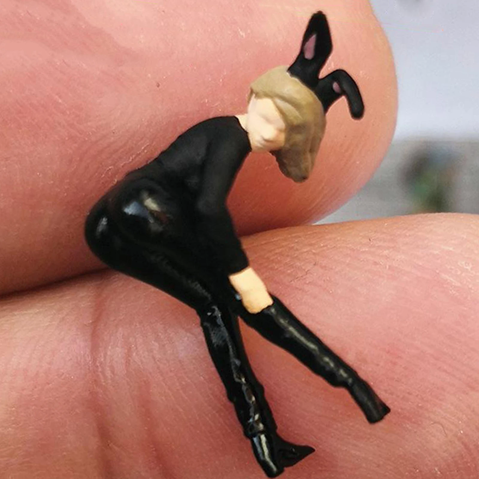 

1/64 Scale Mini Resin Figure Bunny Girl Doll Car Model Scene Railway Layout